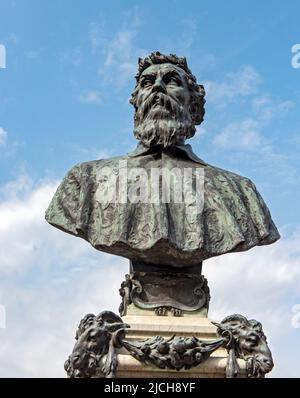 Büste Statue des Goldsmith Benvenuto Cellini, Ponte Vecchio, Florenz, Italien Stockfoto