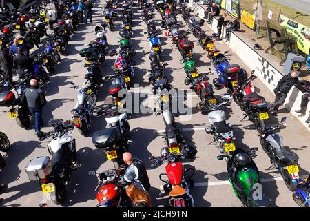 Die Biker steigen in der Squires Cafe Bar in North Yorkshire auf, um auf eine Benefizfahrt zum Eden Camp zu gehen. Über 350 nahmen an der Veranstaltung Teil. Stockfoto