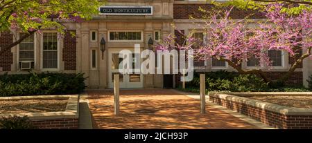 East Lansing MI - 14. Mai 2022: Eingang zum alten Gartenbaugebäude an der MSU Stockfoto