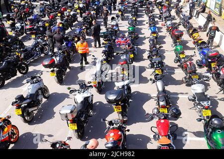 Die Biker steigen in der Squires Cafe Bar in North Yorkshire auf, um auf eine Benefizfahrt zum Eden Camp zu gehen. Über 350 nahmen an der Veranstaltung Teil. Stockfoto