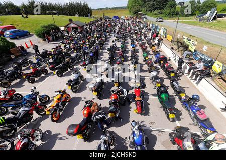 Die Biker steigen in der Squires Cafe Bar in North Yorkshire auf, um auf eine Benefizfahrt zum Eden Camp zu gehen. Über 350 nahmen an der Veranstaltung Teil. Stockfoto