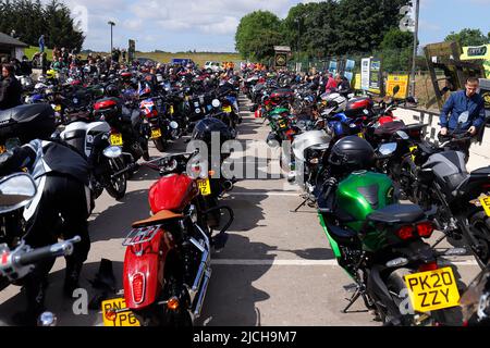 Die Biker steigen in der Squires Cafe Bar in North Yorkshire auf, um auf eine Benefizfahrt zum Eden Camp zu gehen. Über 350 nahmen an der Veranstaltung Teil. Stockfoto