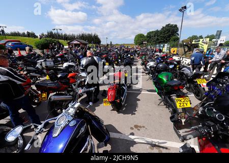 Die Biker steigen in der Squires Cafe Bar in North Yorkshire auf, um auf eine Benefizfahrt zum Eden Camp zu gehen. Über 350 nahmen an der Veranstaltung Teil. Stockfoto