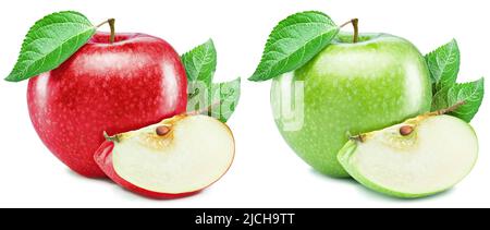 Zwei perfekte gleiche grüne und rote Äpfel Obst, Scheiben und Apfelblätter isoliert auf weißem Hintergrund. Stockfoto