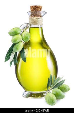 Flasche mit Olivenöl verziert mit frischen Olivenfrüchten isoliert auf weißem Hintergrund. Stockfoto