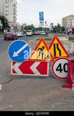 Moskau, Russland - Juni 04,2022. Reparieren Sie Schilder entlang einer Straße Stockfoto