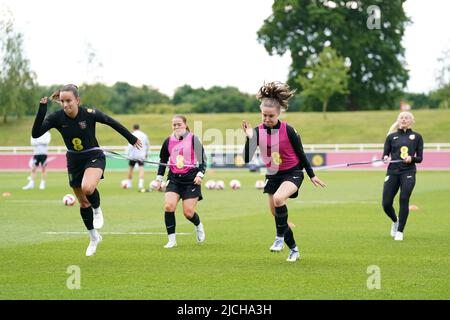 England Spieler während einer Trainingseinheit im St. George's Park, Burton-upon-Trent. Bilddatum: Montag, 13. Juni 2022. Stockfoto