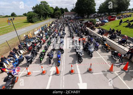 Die Biker steigen in der Squires Cafe Bar in North Yorkshire auf, um auf eine Benefizfahrt zum Eden Camp zu gehen. Über 350 nahmen an der Veranstaltung Teil. Stockfoto