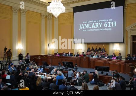 Washington, USA. 13.. Juni 2022. Eine allgemeine Ansicht zeigt eine Anhörung des Auswahlausschusses des Repräsentantenhauses zur Untersuchung des Angriffs auf das US-Kapitol vom 6.. Januar im Bürogebäude des Cannon House auf dem Capitol Hill in Washington, DC am 13. Juni 2022. (Foto von Mandel Ngan/Pool/Sipa USA) Quelle: SIPA USA/Alamy Live News Stockfoto
