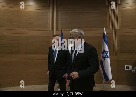 Jerusalem, Israel. 13.. Juni 2022. Der israelische Außenminister Yair Lapid (R) begrüßt den italienischen Premierminister Mario Draghi vor seinem Treffen in der Knesset, dem israelischen parlament, in Jerusalem am Montag, den 13. 2022. Pool Foto von Maya Alleruzzo/UPI Kredit: UPI/Alamy Live News Stockfoto