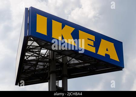 Bukarest, Rumänien - 24. Juni 2019: Das Ikea-Store-Logo ist am Eröffnungstag des IKEA Pallady-Stores, dem Laden, auf einem hohen Werbepol zu sehen Stockfoto