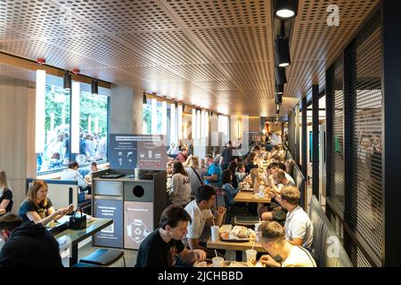 MOSKAU - JUNI 12: Interieur mit Besuchern der neuen Rebranding-Fast-Food-Kette das umfirmiert Logo von Vkusno und tochka in Moskau, 12. 06. 2022 in Russland Stockfoto