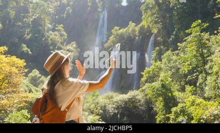 Moderne Social-Media-Content-Maker, Influencer sprechen auf Video, Blog-Shooting auf Handy im Freien. Erwachsene Mann Blogger und Vlogger Aufnahme Selfie-Film Stockfoto