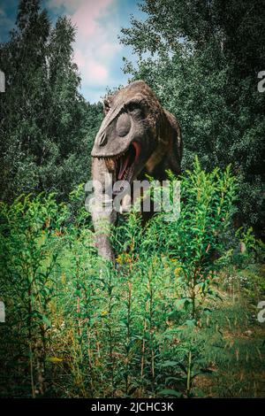 Real-Size-Modell des Dinosauriers Tyrannosaurus rex im jurassic Park Stockfoto