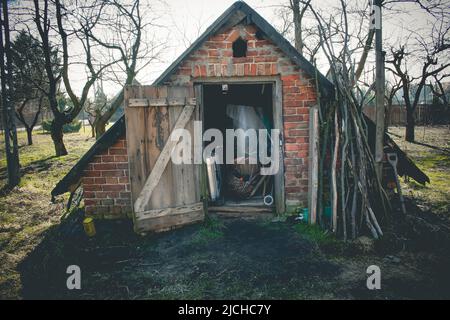 Alte rote Backsteinwurzelkeller im polnischen Dorf Stockfoto