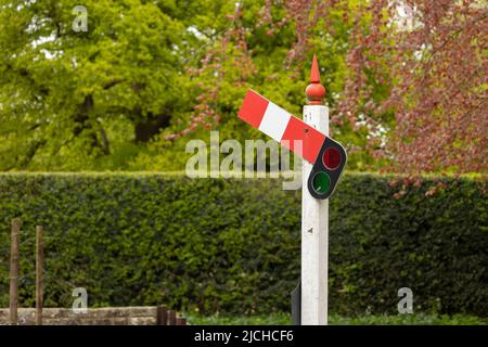 Historisches rotes Haus britische Bahnsignal Stockfoto