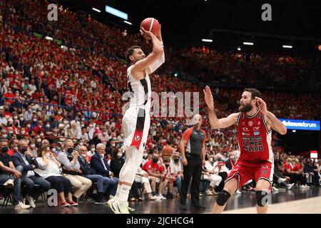 Mailand, Italien, Italien. 12.. Juni 2022. Italien, Mailand, 12 2022. juni: Kyle Weems (Virtus Forward #34) drei Punkte im 2.. Quartal während des Basketballspiels A/X Armani Exchange Milan gegen Virtus Bologna, Finale game3 LBA 2021-2022 im Mediolanum Forum (Bildnachweis: © Fabrizio Andrea Bertani/Pacific Press via ZUMA Press Wire) Stockfoto