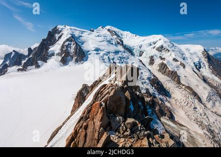 Mont Blanc oder Monte Bianco Bedeutung Weißen Berg ist der höchste Berg in den Alpen und in Europa, zwischen Frankreich und Italien Stockfoto