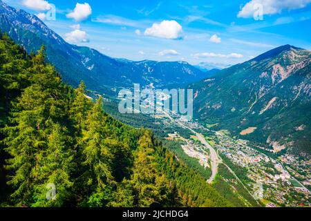 Chamonix Antenne Panoramablick. Chamonix Mont Blanc ist eine Gemeinde und Stadt im Südosten von Frankreich Stockfoto