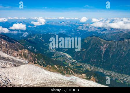 Chamonix Antenne Panoramablick. Chamonix Mont Blanc ist eine Gemeinde und Stadt im Südosten von Frankreich Stockfoto