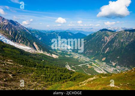 Chamonix Antenne Panoramablick. Chamonix Mont Blanc ist eine Gemeinde und Stadt im Südosten von Frankreich Stockfoto