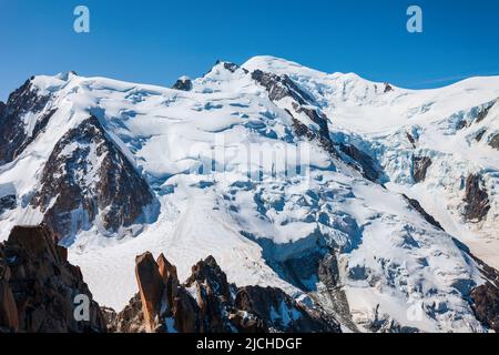 Mont Blanc oder Monte Bianco Bedeutung Weißen Berg ist der höchste Berg in den Alpen und in Europa, zwischen Frankreich und Italien Stockfoto