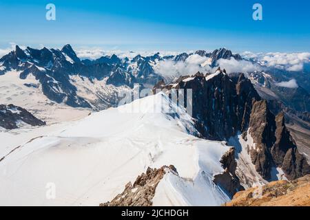 Mont Blanc oder Monte Bianco Bedeutung Weißen Berg ist der höchste Berg in den Alpen und in Europa, zwischen Frankreich und Italien Stockfoto