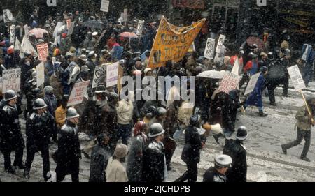 protestmarsch nach dem Tod von Clinton McCurbin, der starb, als er von der Polizei verhaftet wurde. März 7. 1987, Wolverhampton, West Midlands, Großbritannien Stockfoto