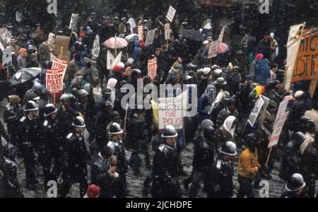 protestmarsch nach dem Tod von Clinton McCurbin, der starb, als er von der Polizei verhaftet wurde. März 7. 1987, Wolverhampton, West Midlands, Großbritannien Stockfoto