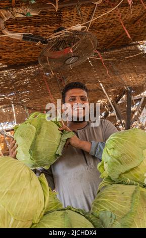 Hurghada, Ägypten - 22. Februar 2022: Happy Men Kohl Verkäufer Stockfoto