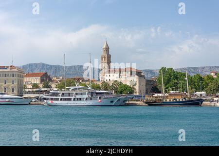 Blick auf die Kathedrale Saint Dommios und die Riva Waterfront, Split, Kroatien Stockfoto