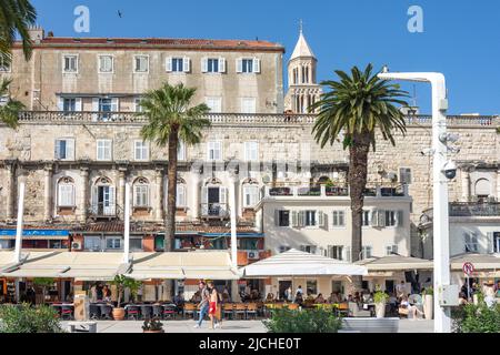 The Riva Waterfront Restaurants, Altstadt, Split, Gespanschaft Split-Dalmatien, Kroatien Stockfoto