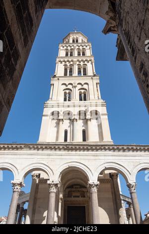 Blick auf die Kathedrale von Saint Dommios von Poljana Kraljice Jelene, Altstadt, Split, Gespanschaft Split-Dalmatien, Kroatien Stockfoto