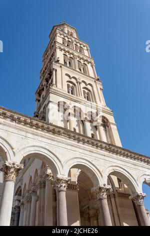 Blick auf die Kathedrale von Saint Dommios von Poljana Kraljice Jelene, Altstadt, Split, Gespanschaft Split-Dalmatien, Kroatien Stockfoto