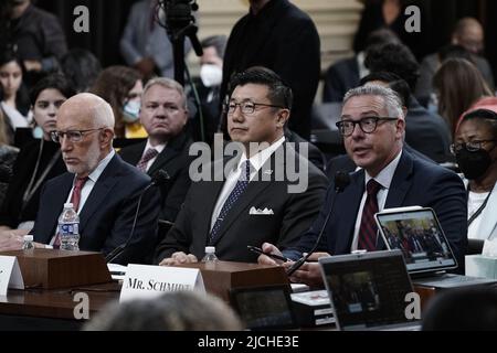 Washington, Usa. 13.. Juni 2022. Der republikanische Wahlrechtsanwalt Ben Ginsberg, BJay Pak, der ehemalige US-Staatsanwalt für den North District of Georgia und der ehemalige stadtkommissar von Philadelphia, Al Schmidt (L bis R) Aussagen vor dem Auswahlausschuss des Repräsentantenhauses, der den Angriff auf das US-Kapitol vom 6. Januar untersucht, hält am Montag, dem 13. Juni 2022, eine öffentliche Anhörung ab, um die Ergebnisse einer einjährigen Untersuchung auf dem Capitol Hill in Washington, DC zu diskutieren. Foto von Ken Cedeno/UPI Credit: UPI/Alamy Live News Stockfoto