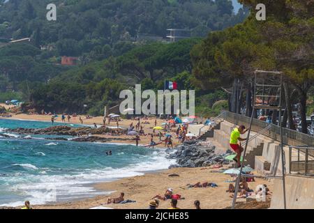 Ein Rettungsschwimmer klettert im Juni von einem Wachposten am Gigaro Beach, Var, Provence-Alpes-Côte d'Azur, Frankreich, nach unten. Stockfoto