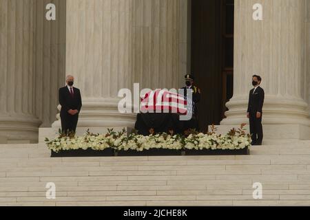 Washington - 24. September 2020: Eine Ehrenwache steht mit der Schatulle des Obersten Gerichtshofs der USA, Ruth Bader Ginsburg, in Verbindung, da sie im Staat liegt. Stockfoto