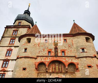 Scherenbergtor und Kiliansturm auf der Festung Marienberg in der Würzburger Altstadt. Würzburg oder Würzburg ist eine Stadt in der franken Region Bayern, Stockfoto