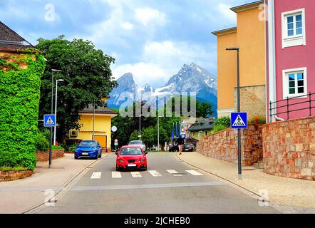 Bunte Häuser in Berchtesgaden und Watzmann in Bayern, Deutschland Stockfoto