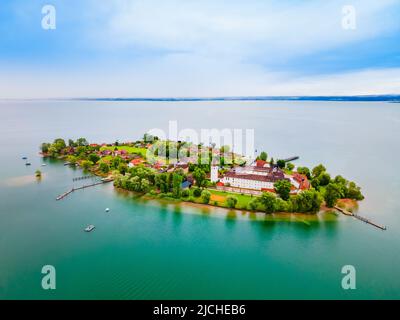 Frauenchiemsee oder Kloster Frauenworth Luftpanorama, es ist eine Benediktinerabtei auf der Insel Frauenchiemsee im Chiemsee, Bayern in Germ Stockfoto