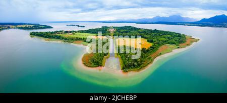 Herreninsel Luftpanorama, es ist die größte Insel im Chiemsee in Südbayern, Deutschland Stockfoto