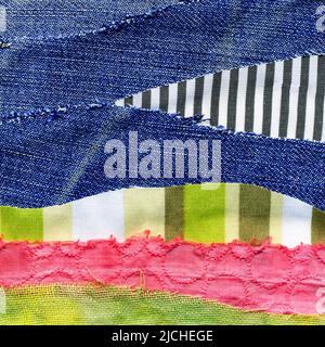 Abbildung mit Stoffkunstapplikation. Patchwork Waldlandschaft mit Bäumen, Hügeln und Himmel. Original Grafik-Illustration mit Jeans gestreiften Stoffklappen. Dekorative Landschaft handgemachte recycelte Müllkunst Stockfoto