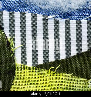 Abbildung mit Stoffkunstapplikation. Patchwork Waldlandschaft mit Bäumen, Hügeln und Himmel. Original Grafik-Illustration mit Jeans gestreiften Stoffklappen. Dekorative Landschaft handgemachte recycelte Müllkunst Stockfoto