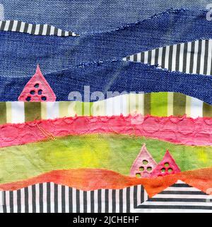Abbildung mit Stoffkunstapplikation. Patchwork Waldlandschaft mit Bäumen, Hügeln und Himmel. Original Grafik-Illustration mit Jeans gestreiften Stoffklappen. Dekorative Landschaft handgemachte recycelte Müllkunst Stockfoto