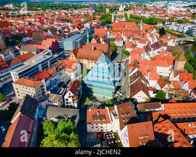 Neue Öffentliche Bibliothek Ulm Luftpanorama. Die öffentliche Bibliothek befindet sich in der Ulmer Altstadt. Stockfoto