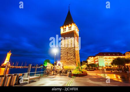 Der Mangturm oder Mangenturm ist ein alter Turm in der Altstadt von Lindau bei Nacht. Lindau ist eine große Stadt und Insel am Bodensee oder Bodensee in Bayern Stockfoto