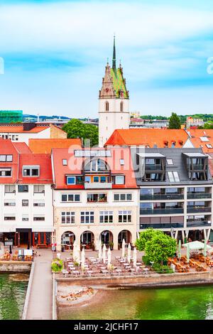 Friedrichshafen Luftpanorama. Friedrichshafen ist eine Stadt am Ufer des Bodensees in Bayern. Stockfoto