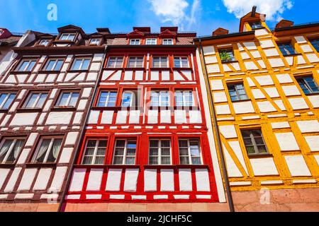 Die Weißgerbergasse mit buntem Holzrahmen oder Holzwerkhäusern in der Nürnberger Altstadt. Nürnberg ist die zweitgrößte Stadt des bayerischen Bundesstaates Stockfoto