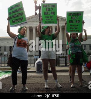 13. Juni 2022, Washington, District of Columbia, USA: Aktivisten protestieren gegen die Möglichkeit, dass Roe v. Wade gestrichelt werden könnte, da das Urteil des Obersten Gerichtshofs der USA über Abtreibungsrechte kurz vor der Veröffentlichung steht. (Bild: © Sue Dorfman/ZUMA Press Wire) Stockfoto