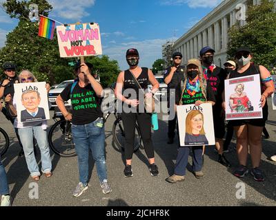 13. Juni 2022, Washington, District of Columbia, USA: Aktivisten protestieren gegen die Möglichkeit, dass Roe v. Wade gestrichelt werden könnte, da das Urteil des Obersten Gerichtshofs der USA über Abtreibungsrechte kurz vor der Veröffentlichung steht. (Bild: © Sue Dorfman/ZUMA Press Wire) Stockfoto